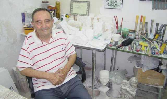 Molfetta, l83enne scalpellino Antonio: insegna alle donne l'estinta arte della pietra